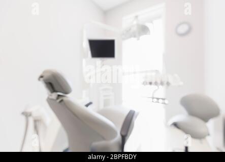 Vue floue de l'armoire dentaire avec équipement professionnel Banque D'Images