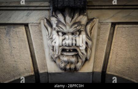 L'Italie, de Turin. Cette ville est célèbre pour être un coin de deux triangles magiques. C'est un masque de protection de pierre sur le haut d'un palace de luxe ent Banque D'Images