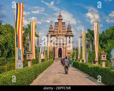 Sarnath, Inde - 12 novembre 2015. Entrée à Mulagandha Kuti Vihar, un monastère et un temple construits en 1931, faisant partie du complexe du temple de Sarnath. Banque D'Images