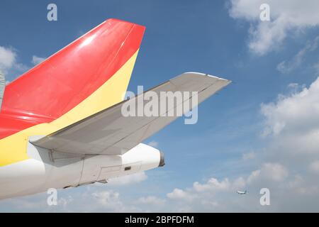 Gros plan de la queue d'avion sur fond bleu ciel. Banque D'Images