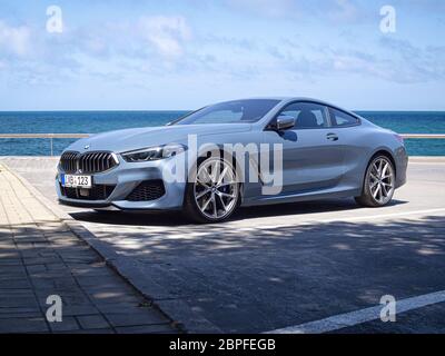 BARCELONE, ESPAGNE-13 MAI 2020: BMW M850i xDrive (G15) dans les rues de la ville à côté de la mer Banque D'Images