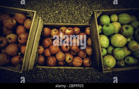 Les pommes dans des boîtes en bois, détail de fruits frais, de l'alimentation et la santé Banque D'Images