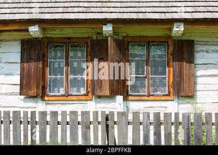 Ancienne maison en bois polonais traditionnelle en plein air musée, Musée du village de Kielce ( Muzeum WSI Kieleckiej), fenêtre avec rideau en dentelle fait main, Toka Banque D'Images