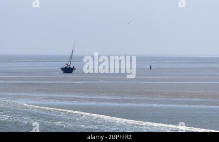 Bateau à voile échoués sur la côte néerlandaise Banque D'Images