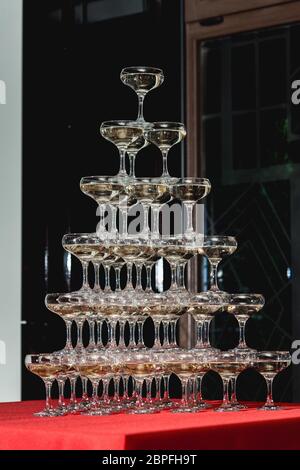 Grande tour à champagne sur une table rouge Banque D'Images