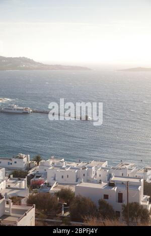 Vue panoramique de la ville de Mykonos, avec ses moulins à vent de la célèbre au-dessus de collines sur un jour d'été ensoleillé, Mykonos, Cyclades, Grèce Banque D'Images