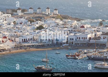 Vue panoramique de la ville de Mykonos, avec ses moulins à vent de la célèbre au-dessus de collines sur un jour d'été ensoleillé, Mykonos, Cyclades, Grèce Banque D'Images