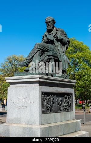 Statue du James Clerk Maxwell, éminent physicien victorien, se trouve à l'extrémité est de George Street à Edinburgh New Town, en Écosse, au Royaume-Uni Banque D'Images