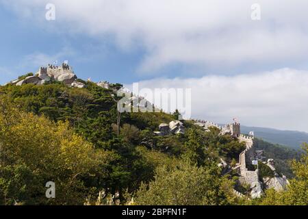 Vue panoramique sur le château médiéval perché Castelo dos Mouros (le château des Maures) à Sintra, Portugal. Banque D'Images