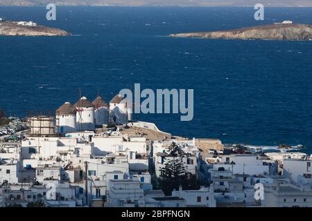 Vue panoramique de la ville de Mykonos port depuis l'au-dessus de collines sur un jour d'été ensoleillé, Mykonos, Cyclades, Grèce Banque D'Images