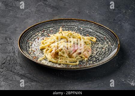 Pâtes au bacon, au jambon et au parmesan Banque D'Images