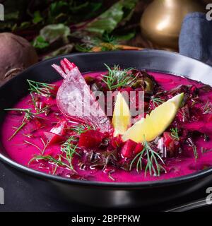 Un Borschtsch orientale avec la prière rouge classique Banque D'Images