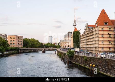 Berlin, Allemagne - 27 juillet 2019 : vue panoramique sur la rivière Spree et l'île aux musées avec le pont Monbijou, le musée de la Bode et la tour de télévision en arrière-plan. Banque D'Images