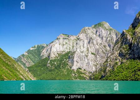 Belle vue sur le lac et les Alpes albanaises Koman près de Shkodër, Albanie Banque D'Images