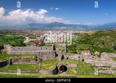 Drapeau albanais dans le château de Rozafa Shkoder, avec l'Albanie dans l'arrière-plan Banque D'Images