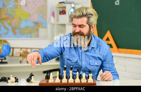 Faites votre propre pensée de manière indépendante. Leçon d'échecs. Concept de stratégie. Enseignant d'école. Jeu de société. Homme intelligent jouant aux échecs. Passe-temps intellectuel. Figures sur le plateau d'échecs. Réfléchir à l'étape suivante. Banque D'Images