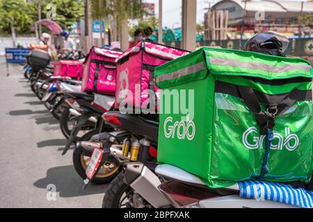 BANGKOK, THAÏLANDE - AVRIL 2020 : Prenez le logo de la nourriture sur la boîte à nourriture sur les motos entre le panda alimentaire au point de service de livraison de la nourriture le 17 avril 2020, Ba Banque D'Images