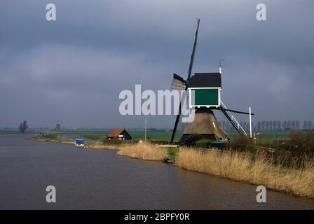 Moulin à vent les Achterlandse molen près du village néerlandais, Groot-Ammers dans la région Alblasserwaard Banque D'Images