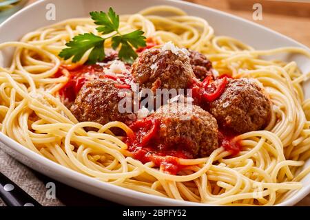 Mini boulettes spaghetti avec sauce tomate et servi dans un plat dans un close up portrait Banque D'Images