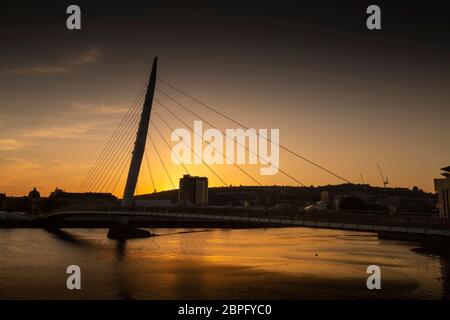 Coucher de soleil sur Swansea Sail Bridge Banque D'Images