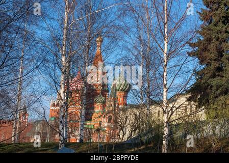 MOSCOU, RUSSIE - 22 FÉVRIER 2020 : vue sur la cathédrale Saint-Basile, la tour Spasskaya du KREMLIN et Vasilyevsky Descent depuis le parc Zaryadye Banque D'Images