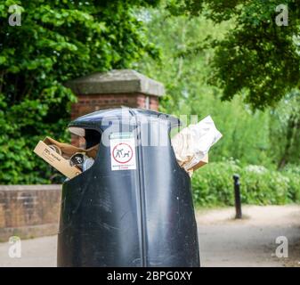 Bewdley, Royaume-Uni. 16 mai 2020. Les restrictions de confinement du coronavirus britannique étant assouplies et les gens en Angleterre autorisés à se rendre à l'alerte de levée pour le premier week-end, les poubelles publiques dans les parcs locaux et les zones de beauté sont déjà remplies. Ce bac au bord de la rivière dans la pittoresque Bewdley déborde de cartons, de gobelets et de cartons d'emballage à emporter, dont beaucoup sont clairement identifiés comme pouvant être déposés dans des bacs de recyclage. Le Royaume-Uni semble être une nation qui vit avec des plats à emporter. Crédit: Lee Hudson Banque D'Images