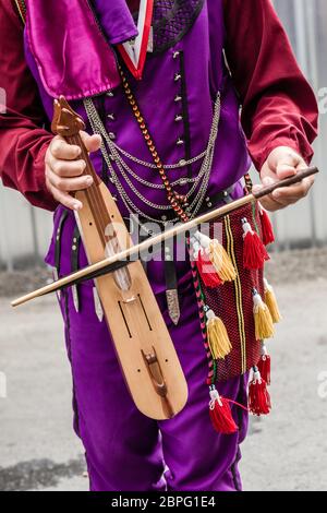 Musicien avec des vêtements locaux jouant du violon turc authentique, kemence Banque D'Images