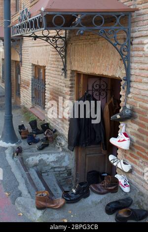 Un magasin de chaussures d'occasion à Telavi, la région viticole de Kakheti, République de Géorgie. Banque D'Images