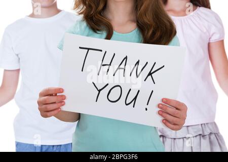Girl Holding Merci Placard avec ses amis Banque D'Images