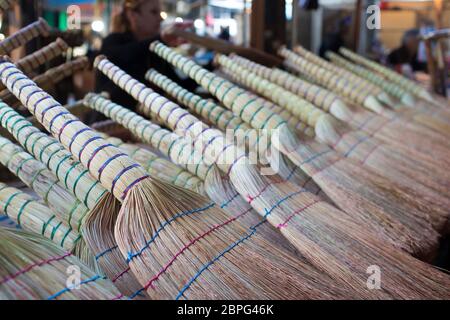 Ces balais simples sont communs dans tout le Caucase, ici en vente sur le marché de Telavi, la région viticole de Kakheti, République de Géorgie. Banque D'Images