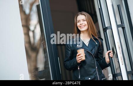 Une jeune femme attrayante qui va se surpasser avec une tasse de café Banque D'Images