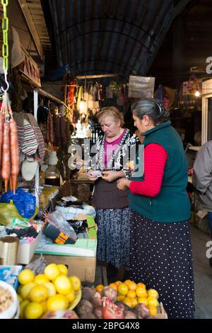 Deux femmes font du commerce et de la troc dans le marché central, Telavi dans la région viticole de Kakheti, République de Géorgie. Banque D'Images