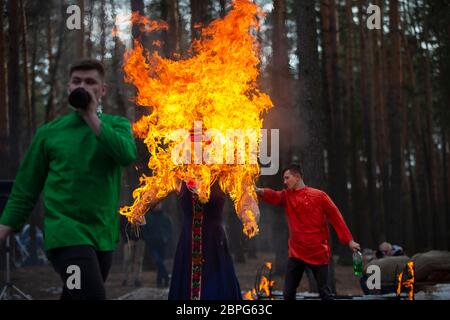 Biélorussie, la ville de Gomel, 09 mars 2019.Maslenitsa.vacances de la vue de l'hiver.brûlante fracas au festival Maslenitsa. Banque D'Images