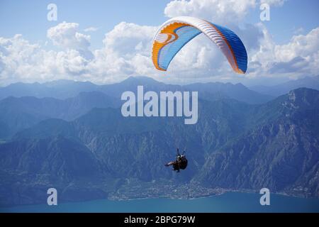 Parapente sur le lac de Garde Banque D'Images