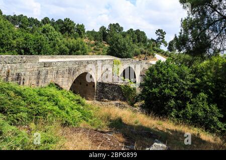 Bien préservé de pont de trois arches et conseil en V inversé, construit en 1652 sur la rivière Mondego sur le site d'une structure romaine, près de Celorico da être Banque D'Images