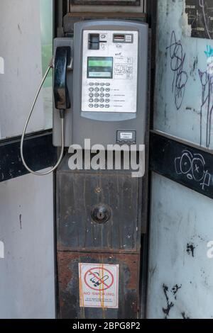 Bristol-May-2020-England-vue rapprochée d'un ancien téléphone public payant dans le centre-ville Banque D'Images