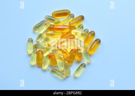 Gros plan des capsules Omega 3 sur fond bleu. Vue de dessus Banque D'Images