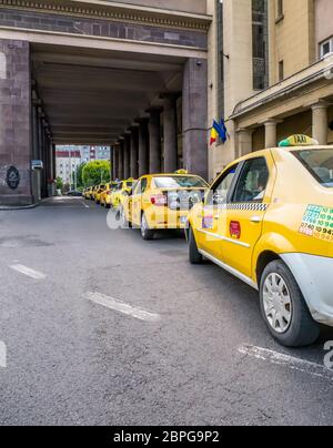 Bucarest/Roumanie - 05.16.2020: Voitures de taxi en file d'attente pour les clients devant la gare du Nord (Gara de Nord). Les chauffeurs de taxi sont famou Banque D'Images