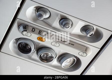 L'intérieur de cabine de l'avion, l'éclairage, la climatisation et des panneaux panneau au-dessus du siège . Banque D'Images