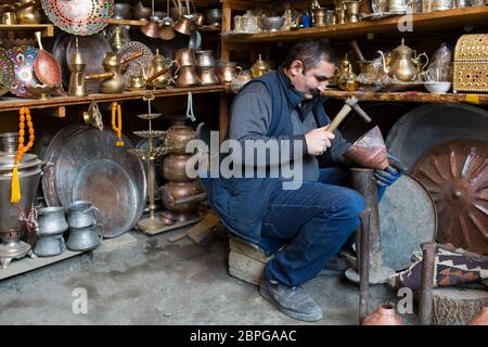 Le travail et le débosselage du cuivre ont été une tradition et un moyen de vivre pendant de nombreuses générations dans le petit village de Lahic en Azerbaïdjan Banque D'Images