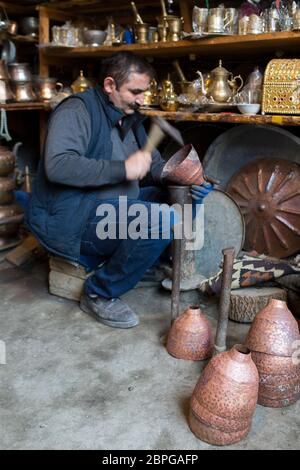 Le travail et le débosselage du cuivre ont été une tradition et un moyen de vivre pendant de nombreuses générations dans le petit village de Lahic en Azerbaïdjan Banque D'Images