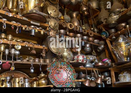 Le travail et le débosselage du cuivre ont été une tradition et un moyen de vivre pendant de nombreuses générations dans le petit village de Lahic en Azerbaïdjan Banque D'Images