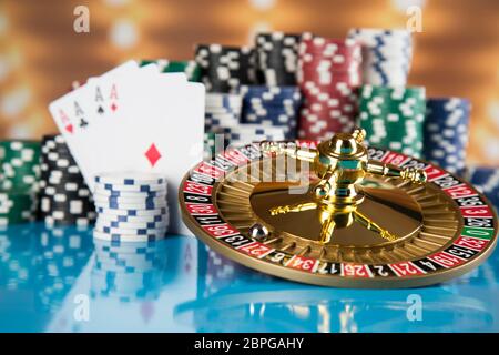 La roue de roulette dans un casino, poker Chips Banque D'Images