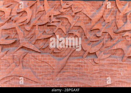 Bristol-May-2020-England-une vue rapprochée des œuvres d'art qui ont été sculptées dans le mur de briques Banque D'Images