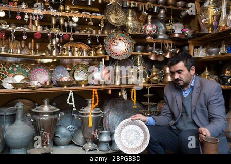 Le travail et le débosselage du cuivre ont été une tradition et un moyen de vivre pendant de nombreuses générations dans le petit village de Lahic en Azerbaïdjan Banque D'Images