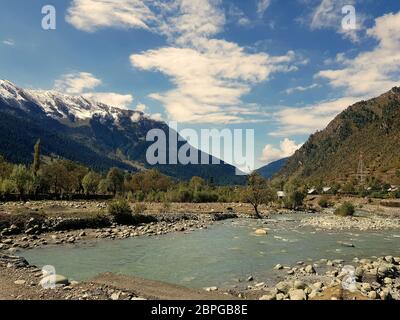 Ressources en eau, eaux naturelles, liquides, solides, rivières, étang, irrigation, lacs, eaux souterraines, sous-marin profond, glaciers, champs de neige, eau salée, sol Banque D'Images