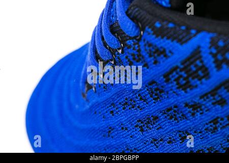 Fait partie d'une sneaker bleue en tissu avec lacets. Un fragment de chaussures de sport. Banque D'Images