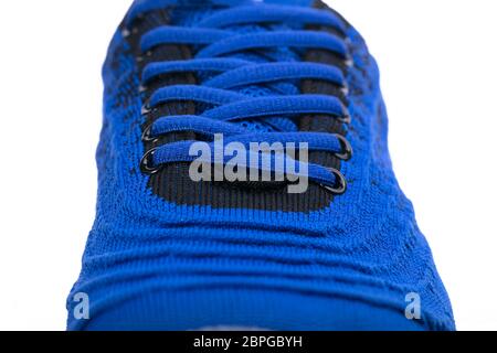 Fait partie d'une sneaker bleue en tissu avec lacets. Un fragment de chaussures de sport. Banque D'Images