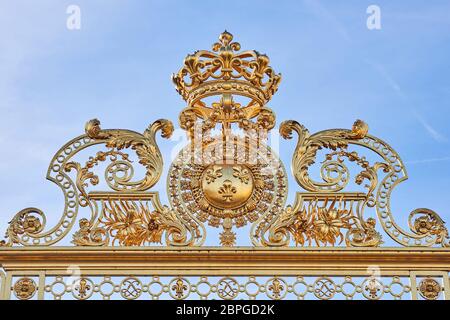 Portes d'entrée dorées du château de Versailles. Gros plan. Paris, France Banque D'Images