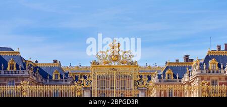 Portes d'entrée dorées du château de Versailles. Prise de vue panoramique. Paris, France Banque D'Images